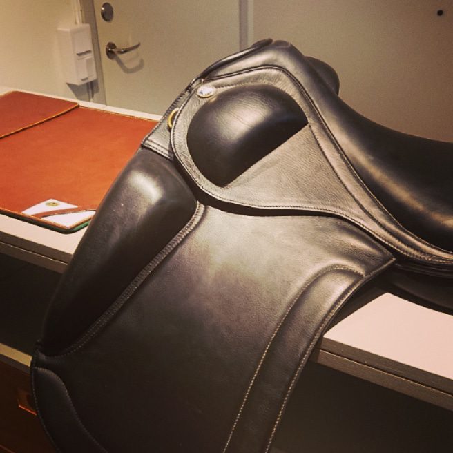 Svart restaurerad ridsadel